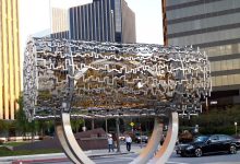مجسمه منشور کوروش در لس‌ آنجلس آمریکا