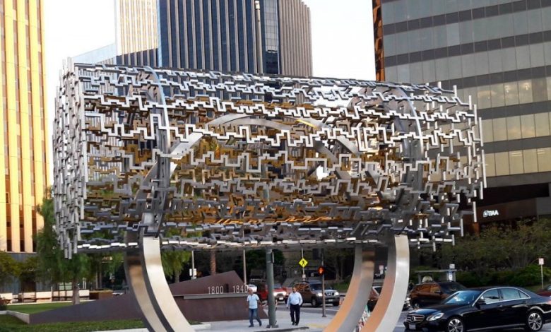 مجسمه منشور کوروش در لس‌ آنجلس آمریکا