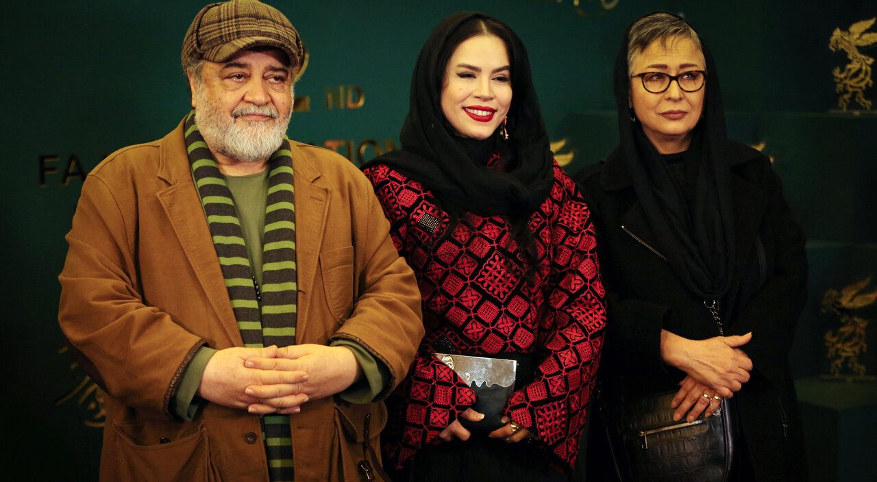 ملیکا شریفی نیا در جشنواره فجر در کنار پدر و مادرش