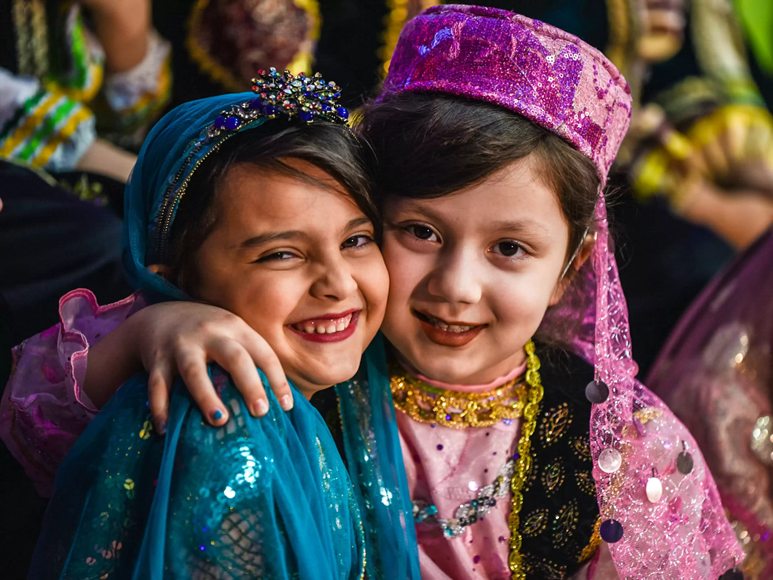 دو دختر بچه با لباس های محلی در جشن نوروز ایرانی