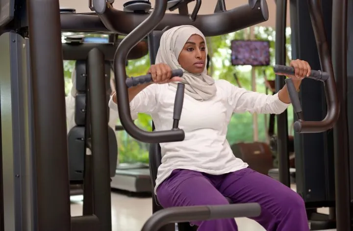 عکس یک زن عرب در حال ورزش