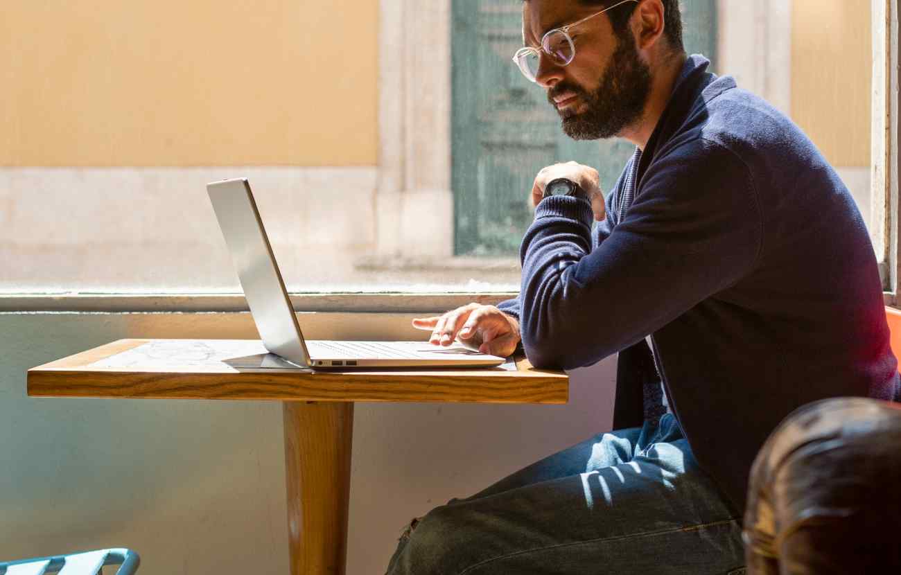 مردی در حال کار کردن با کامپیوتر شخصی- شغل پردرآمد با سرمایه کم