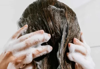 موهای چرب را چگونه بشوییم؟