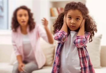 با بچه حرف گوش نکن چگونه رفتار کنیم + راه کارهای موثر