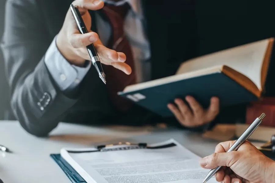 وکیل ملکی چه کمکی در خلع ید، تخلیه و فروش ملک مشاع می‌کند؟