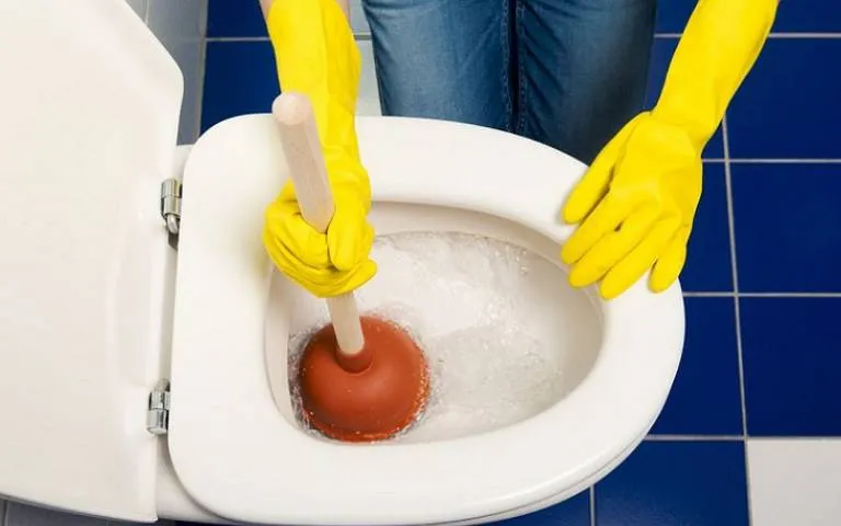 استفاده از تلمبه دستی برای باز کردن لوله حمام