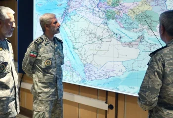 فرماندهان ایرانی در حال بررسی نقشه عملیاتی رزمایش اقتدار 1404