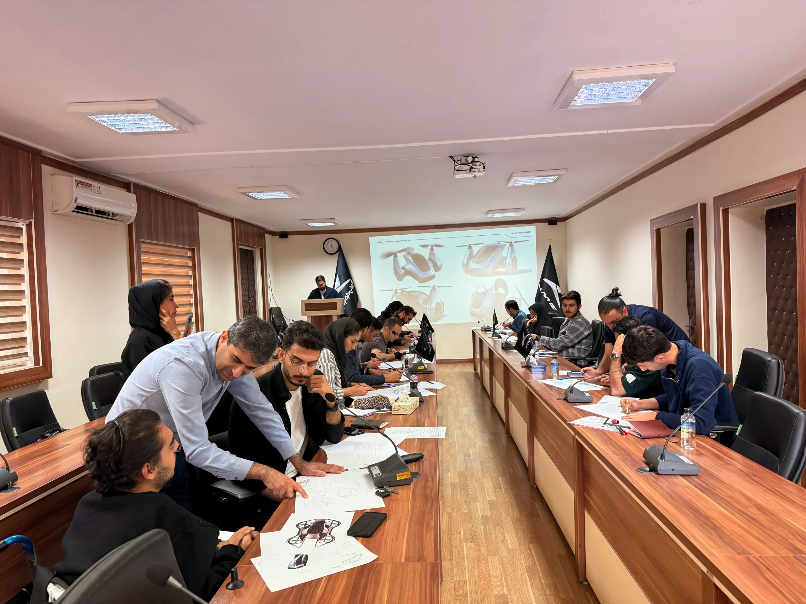 منتورینگ و آموزش برگزیدگان نخستین دوره مسابقه طراحی وسایل نقلیه عمودپرواز کرمان‌موتور