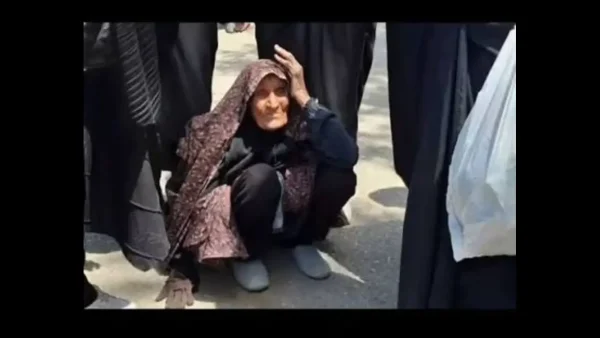 ایستاده‌ای که نشسته آمد؛ روایت پیرزن شیرازی در وداع با رهبر شهید