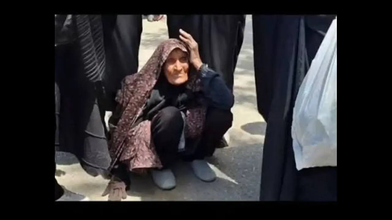 ایستادهای که نشسته آمد؛ روایت پیرزن شیرازی در وداع با رهبر شهید