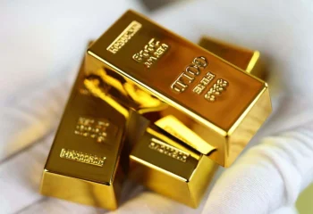 سه شمش طلای کوچک کف دست یک نفر