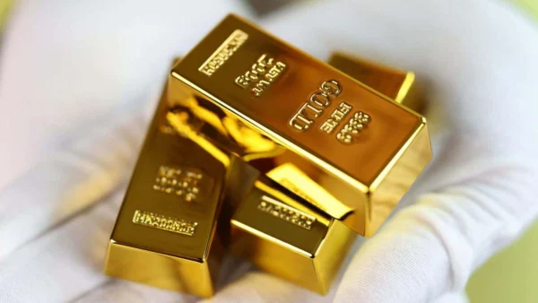 سه شمش طلای کوچک کف دست یک نفر