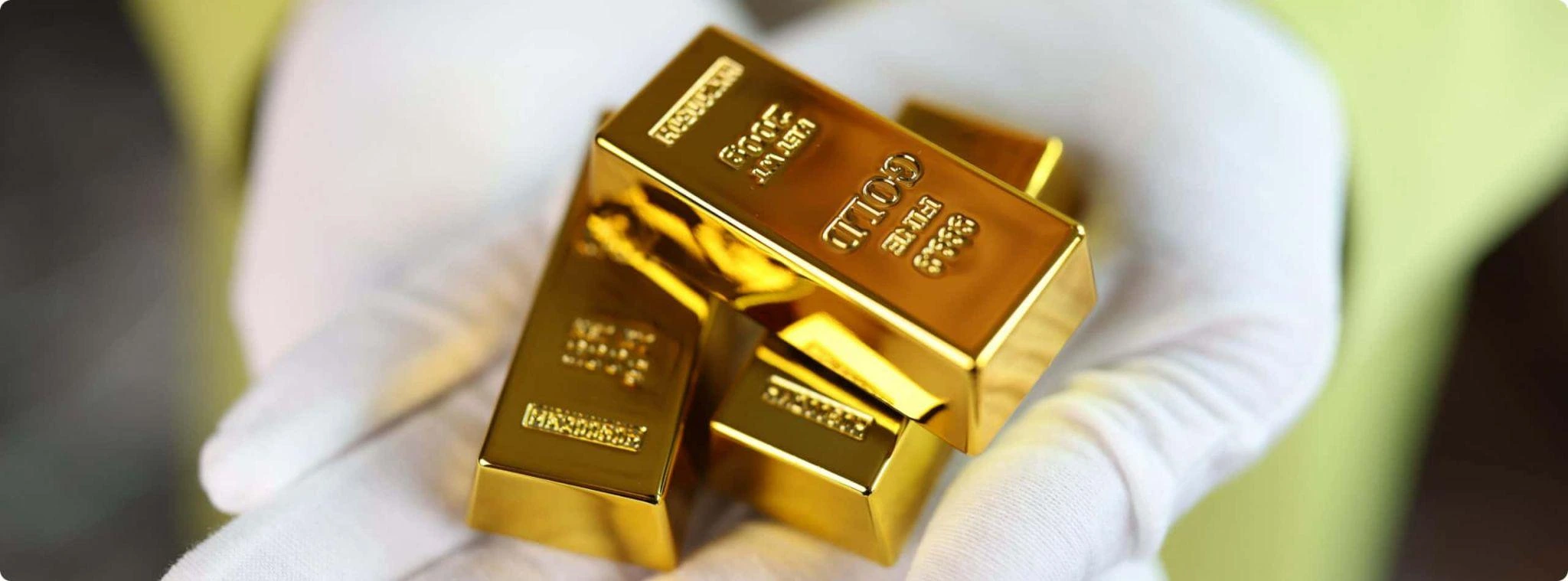 سه شمش طلای کوچک کف دست یک نفر